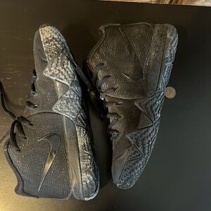 NIKE Kyrie black out Youth size 3.5